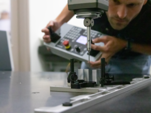 Un empleado de Michigan Scientific mide una pieza redondeada con Zeiss CMM